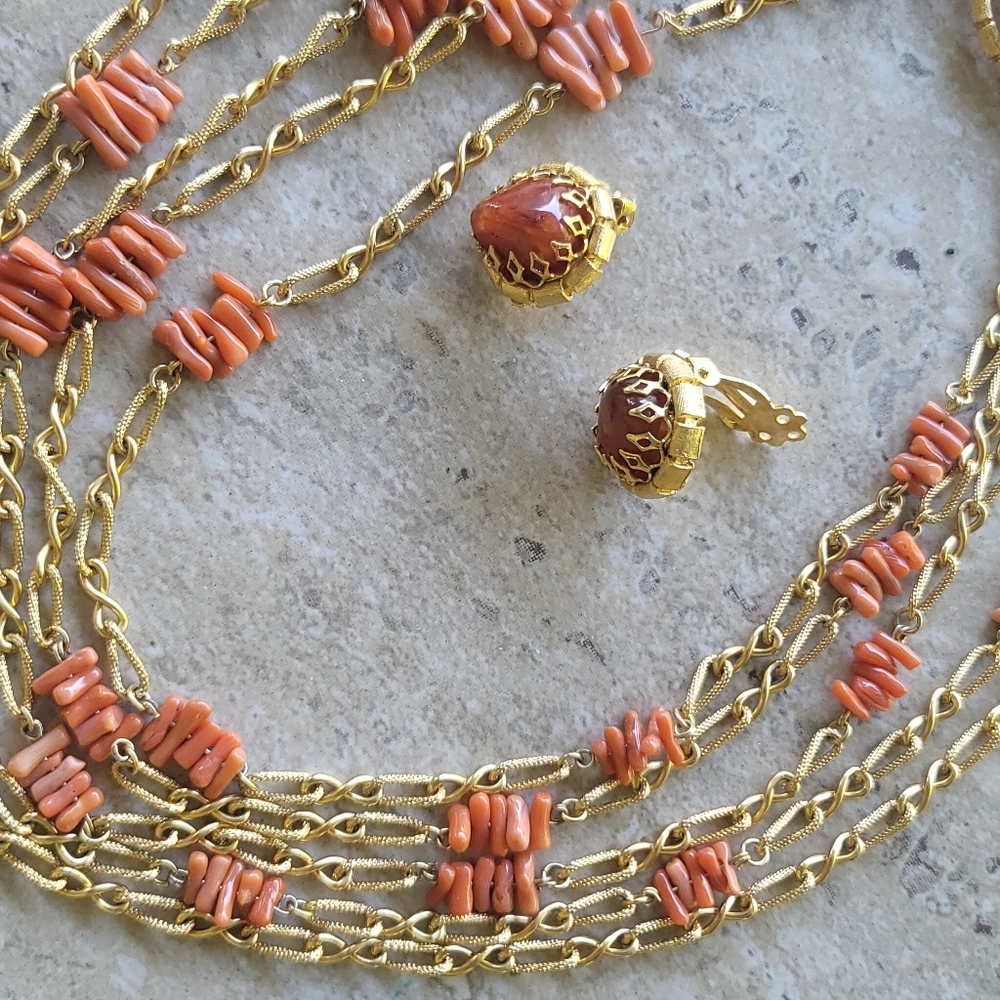 Vintage💥Gold Tone Necklace with Pale Salomon Coral and clip earrings - Picture 9 of 10